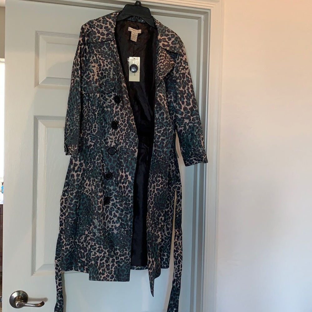 NWT Vertigo Paris trench coat. Lightweight cheetah print. Size M green earthy